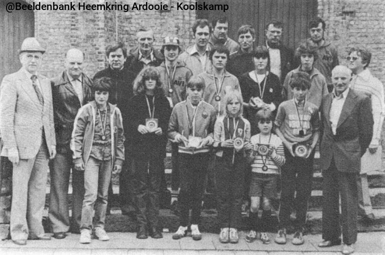 prijsuitreiking%20loopwedstrijd-koerccomite%20zwevezeelsestraat-vrije%20sporters-ongeveer%201970-1975.jpg KG223