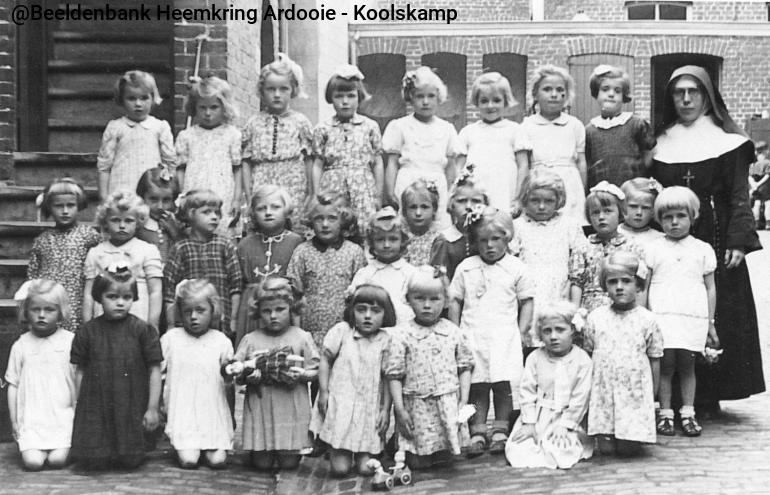 koolskamp-meisjesschool-juli1943-geboren%201938-1939.jpg KK069